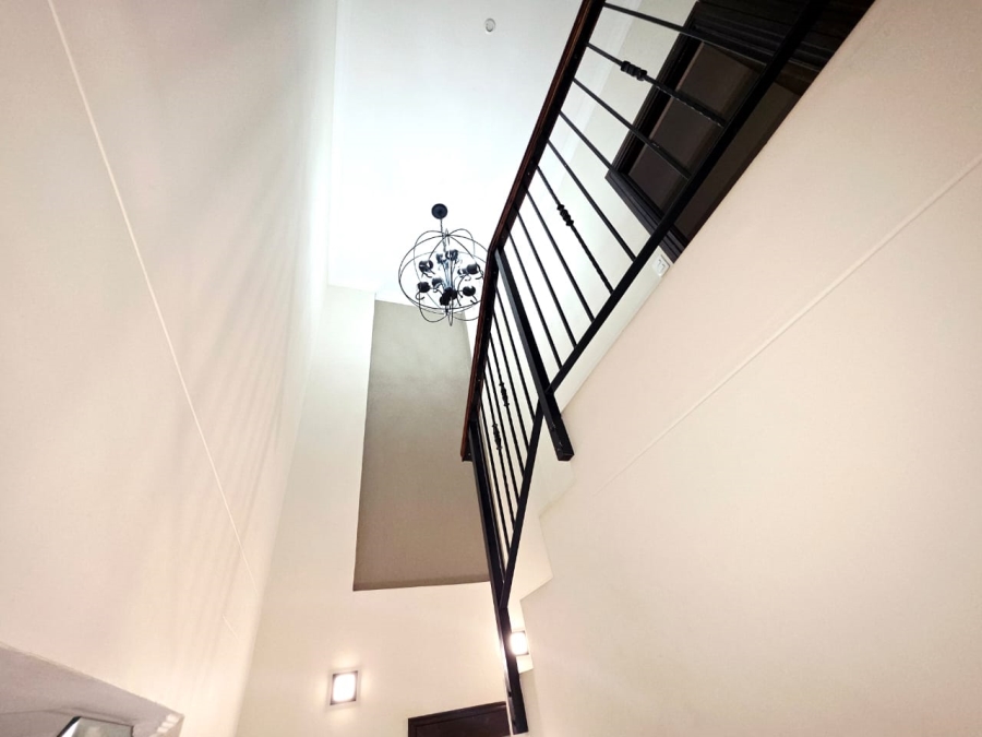 6 Bedroom Property for Sale in Sandown Western Cape